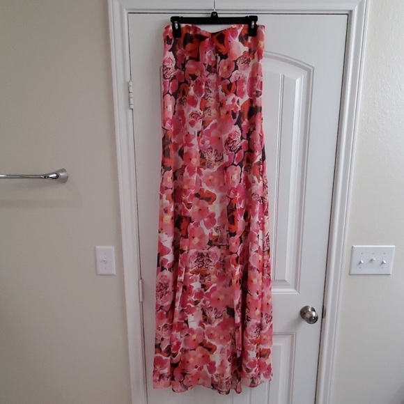 Flowing floral gown Maxi style. - Picture 1 of 4